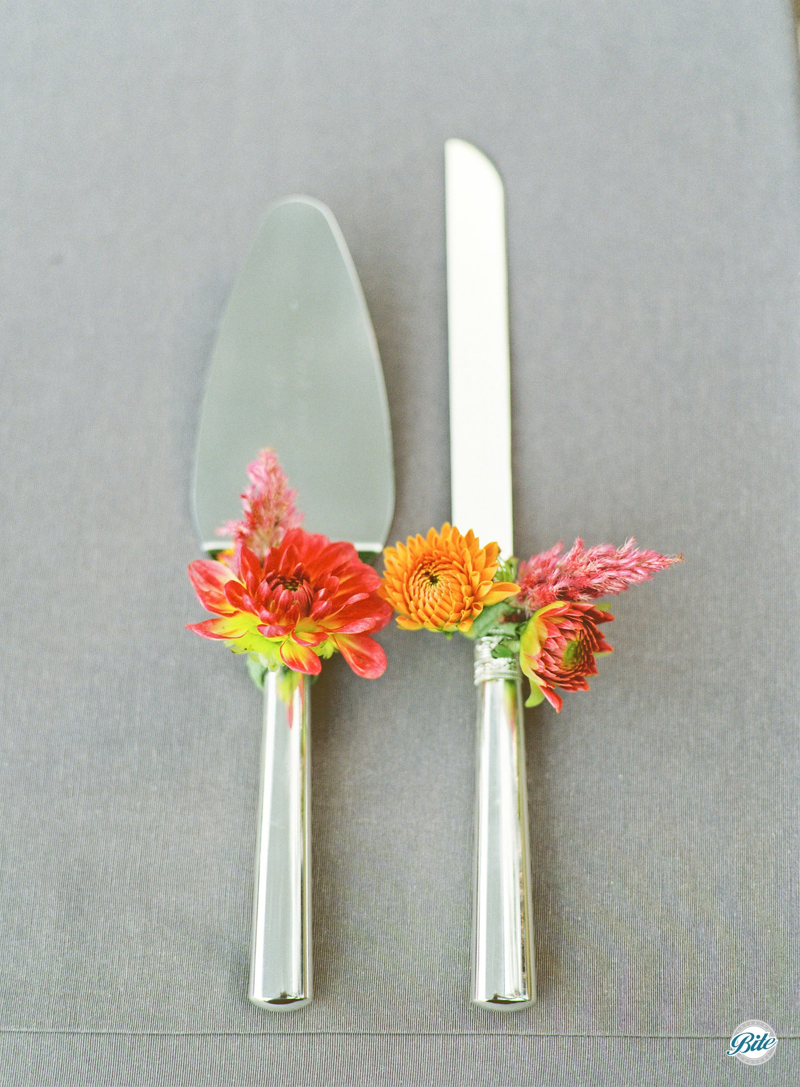 Ideas we love - decorating the cake knife and server with your wedding flowers