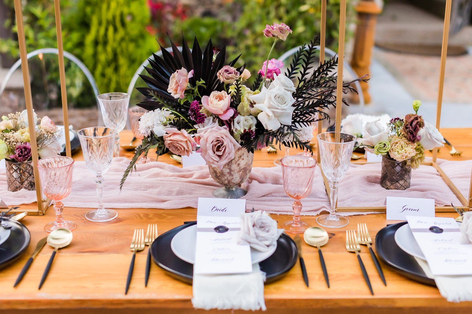 Elegant black, gold and blush tablesetting at Houdini Estate